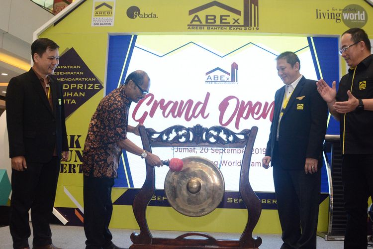 Asosiasi Real Estate Broker Indonesia (AREBI) DPD Banten kembali menggelar pameran properti AREBI Banten Expo (ABEX) 2019 di Living World Mall, Alam Sutera, Tangerang Selatan, Banten. Pameran digelar selama 10 hari.