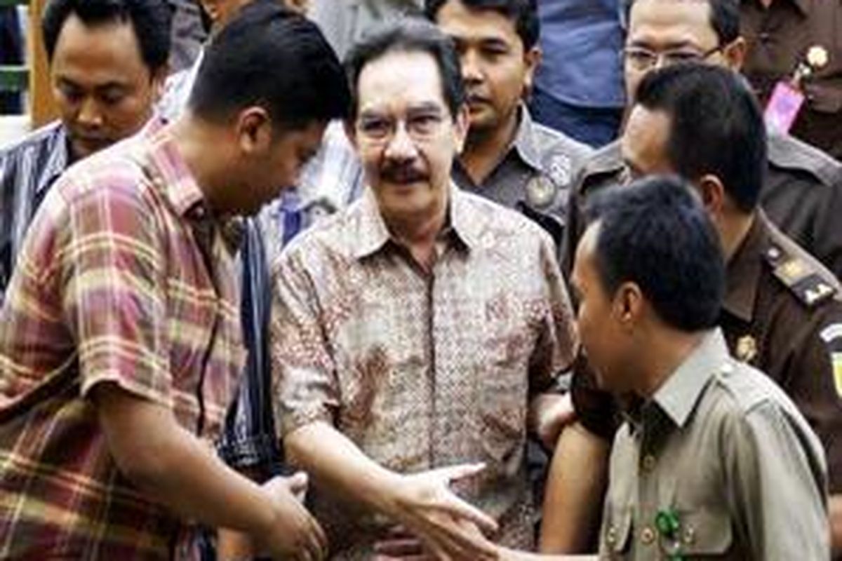 Ketua Komisi Pemberantasan Korupsi (KPK) non aktif yang juga mantan Kejari Jakarta Selatan, Antasari Azhar menyalami beberapa mantan anak buahnya saat mendatangi Gedung Kejaksaan Negeri Jakarta Selatan, Selasa (25/8).