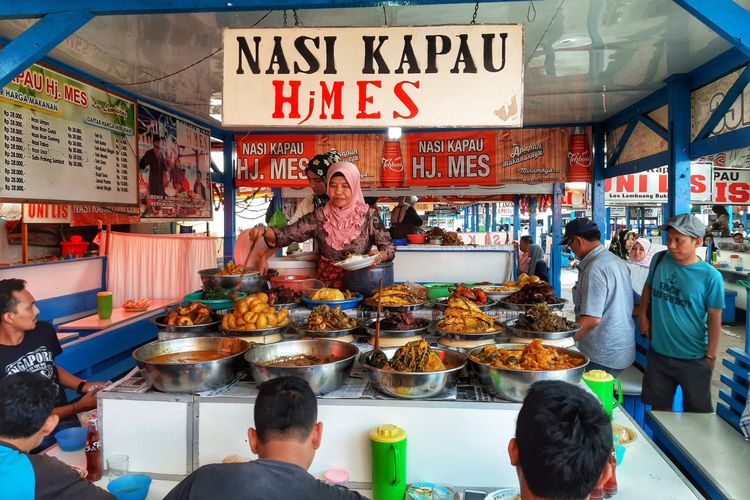 Salah satu penjual nasi kapau di Los Lambuang, Bukittinggi.