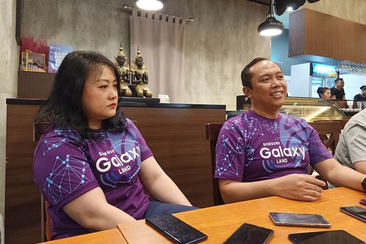 (ki-ka) Elvira Jakub, Corporate Marketing Director Samsung Indonesia dan Djatmiko Wardoyo, Direktur Marketing Komunikasi PT Erajaya Swasembada Tbk