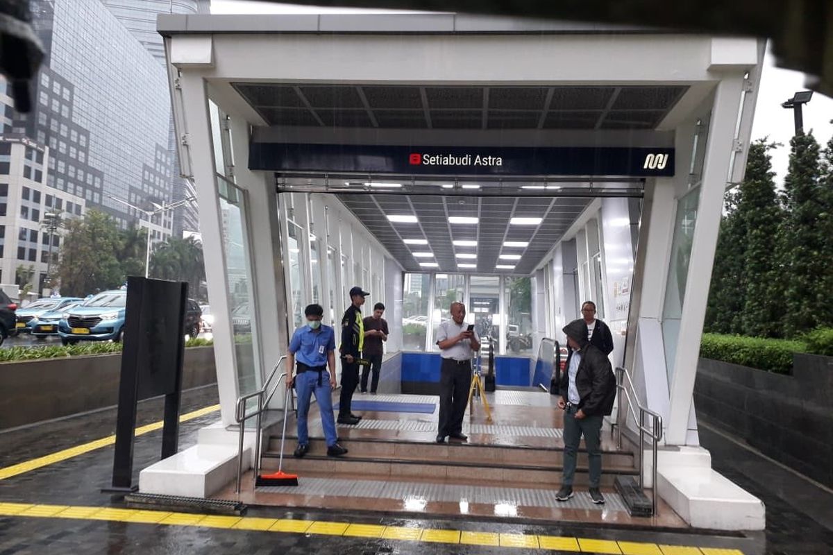 Sejumlah eskalator di beberapa stasium MRT Jakarta dimatikan setelah banjir melanda Jakarta, Selasa (17/12/2019).