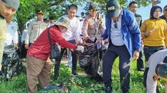 Sukseskan Gerakan Indonesia ASRI, Wamendagri Pimpin Pungut Sampah di Teluk Kendari