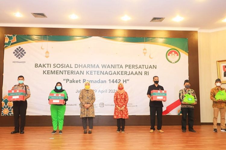 Dokumentasi Bakti Sosial Dharma Wanita Persatuan (DWP) Kementerian Ketenagakerjaan (Kemnaker) dalam membagikan paket Ramadhan bagi karyawan Kemnaker pada Kamis (29/4/2021).