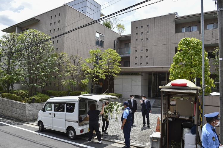 Workers deliver flowers at the residence of former Japanese prime minister Shinzo Abe in Tokyo on July 9, 2022. World leaders have recoiled in horror after Japan's former prime minister Shinzo Abe was shot dead during a campaign speech on July 8 - an especially shocking assassination given the country's strict gun laws and low rates of violent crime. (Photo by Kazuhiro NOGI / AFP)