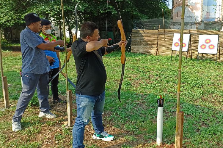 Pengunjung mencoba kegiatan Archery Shooting Target di Nusa Edu Park di Aston Priority Simatupang Hotel & Conference Center, Jakarta Selatan, Selasa (4/7/2023).