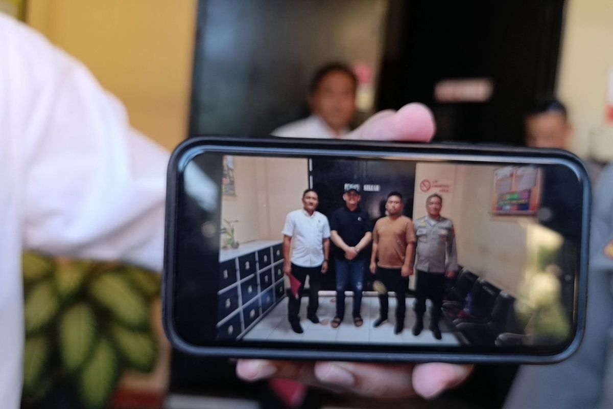 Polisi menunjukan sebuah foto sebagai bukti bahwa dua mantan atasan almarhum Brigadir Nurhadi ditahan di Polda NTB, Senin (7/7/2025).