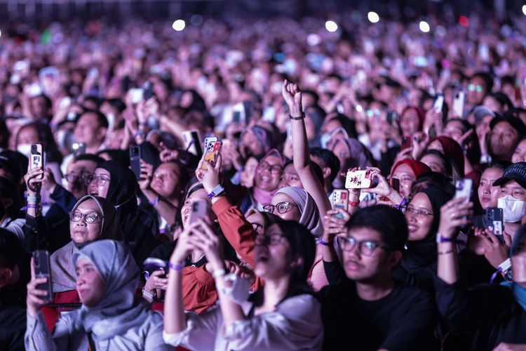 Antusias penonton menyaksikan kelompok musik asal Irlandia Westlife saat konser The Wild Dreams Tour di Jakarta, Sabtu (11/2/2023) malam. Lebih dari 25.000 orang penonton hadir menyaksikan konser kelompok musik asal Irlandia ini.