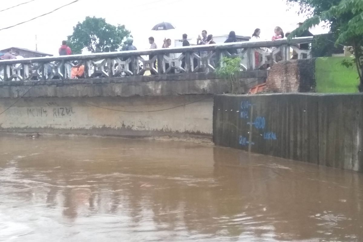 Situasi ketinggian air di kali Ciliwung, Kampung Pulo, Senin (5/2/2018)