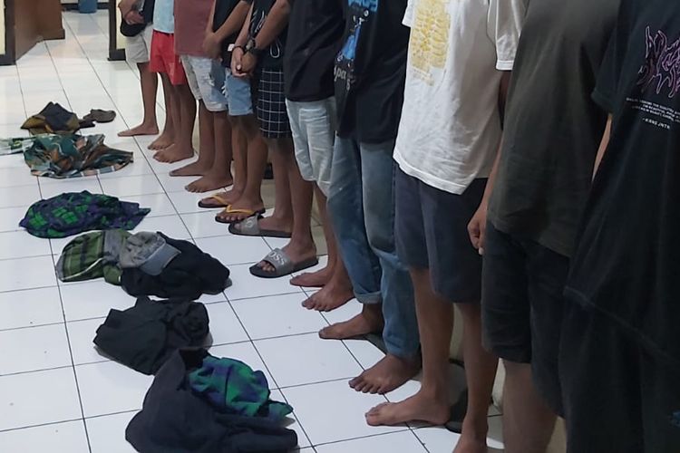 Polisi mengamankan 10 anak yang masih dibawah umur di Desa Pendem, Kecamatan Junrejo, Kota Batu pada Minggu (26/3/2023) malam di Mapolsek Junrejo. 