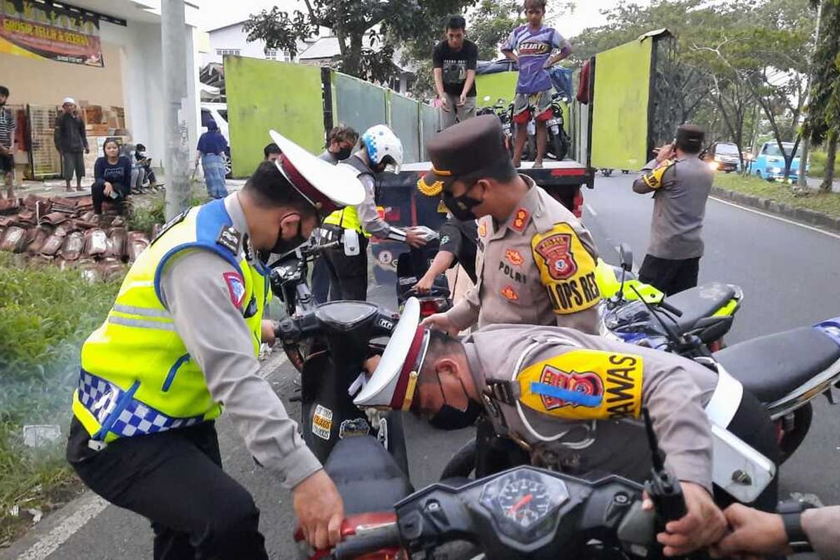 Foto-foto petugas Kepolisian Polresta Tasikmalaya menertibkan dan mengangkut ratusan motor pelaku balap liar memakai kontainer di Jalan Mashudi, Kota Tasikmalaya, Jumat (16/4/2021).