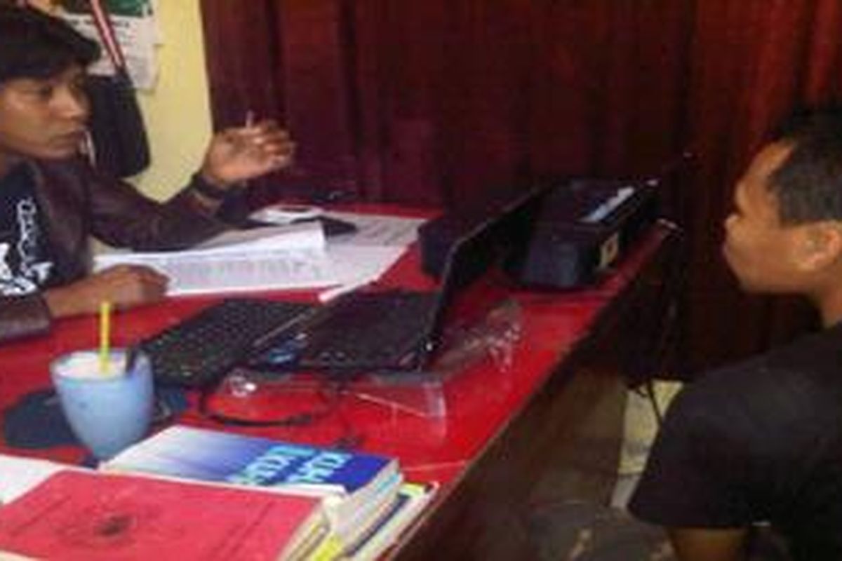 Tersangka kurir sabu antar Kabupaten Berinisial Km (31) sedang diinterogasi petugas kepolisian. Selasa, (19/06/2012).