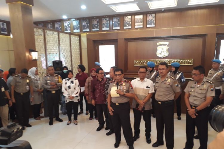Pihak Kemensos bersama Wali Kota Surabaya dan Kapolda Jatim usai serah terima 6 anak terduga teroris