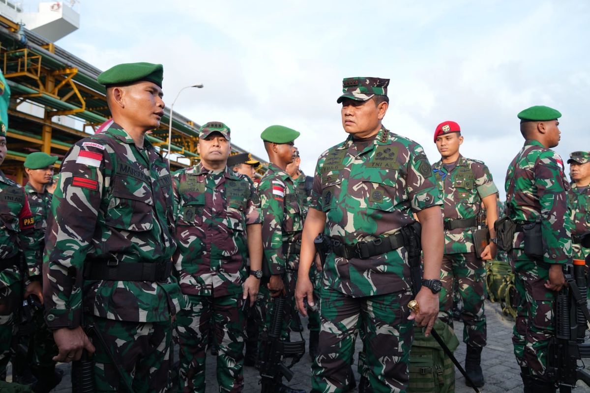 Panglima TNI Laksamana Yudo Margono melepas keberangkatan 900 personel Satuan Tugas Pengamanan Perbatasan (Satgas Pamtas) Republik Indonesia-Papua Nugini di Pelabuhan Pelindo Belawan, Medan, Sumatera Utara, pada Kamis (23/3/2023).