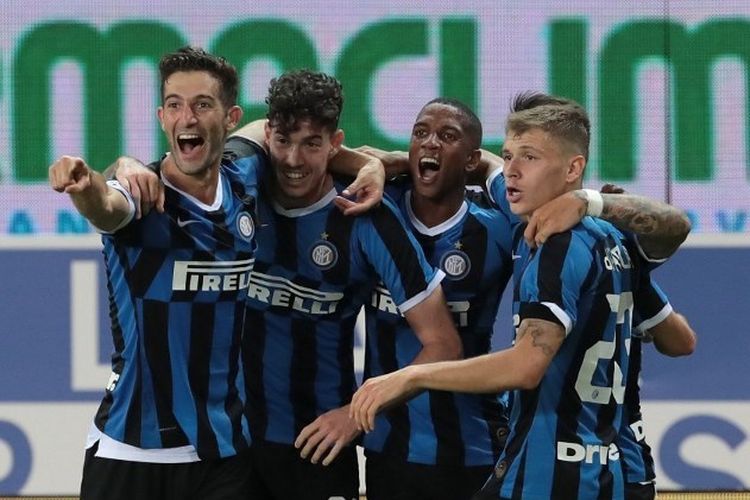 Para pemain Inter Milan merayakan gol yang dicetak oleh Alessandro Bastoni ke gawang Parma pada lanjutan pekan ke-28 Liga Italia yang digelar di Stadion Ennio Tardini, Senin (29/6/2020) dini hari WIB.