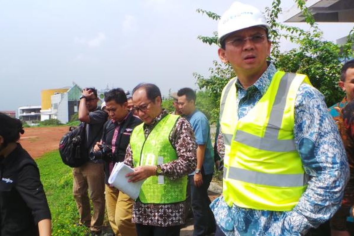 Gubernur DKI Jakarta Basuki Tjahaja Purnama bersama Direktur Utama PT Pulomas Jaya Bambang Mursalin saat meninjau pembangunan arena Equistrian atau pacuan kuda di Pulomas, Jakarta Timur, Jumat (24/2/2017).