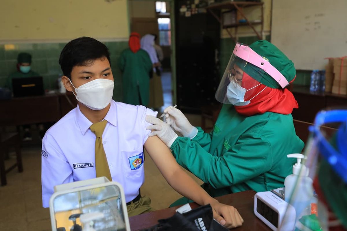 SUNTIK VAKSIN—Petugas menyuntik vaksin covid-19 kepada salah satu pelajar di Kota Madiun, Jawa Timur, Rabu (4/8/2021). Pemkot Madiun gencar memvaksinasi pelajar lantaran mulai banyak remaja yang tertular covid-19 dalam beberapa waktu terakhir.