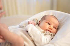 Membangun Kedekatan dan Kecerdasan Sejak Dini Melalui Stimulasi Bayi 1 Bulan