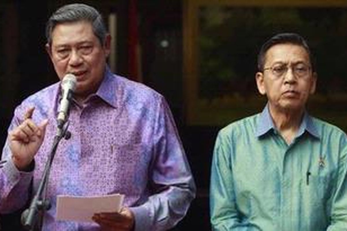 Presiden Susilo Bambang Yudhoyono didampingi Wakil Presiden Boediono (kanan) memberikan keterangan pers kediaman pribadinya di Puri Cikeas, Kabupaten Bogor, Jawa Barat, Kamis (13/10/2011). Presiden mengundang semua pemimpin parpol koalisi ke Cikeas untuk membahas tentang reshuffle atau perombakan kabinet. Setelah bertemu dengan para ketua umum parpol koalisi, Presiden dijadwalkan akan kembali menerima calon wakil menteri. 