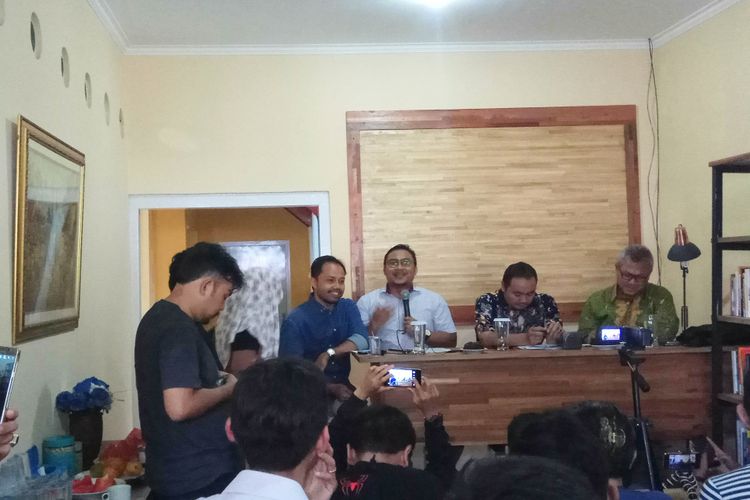 Koordinator Divisi Korupsi Politik ICW Donal Fariz, Ketua Lembaga Konstitusi dan Demokrasi Inisiatif (KoDe Inisiatif), Veri Junaidi, Anggota Bawaslu RI, Mochammad Afifuddin dan Ketua Komisi Pemilihan Umum RI (KPU) Arief Budiman dalam diskusi di kantor Kode Inisiatif, Tebet Timur, Jakarta Selatan, Rabu (4/10/2017).