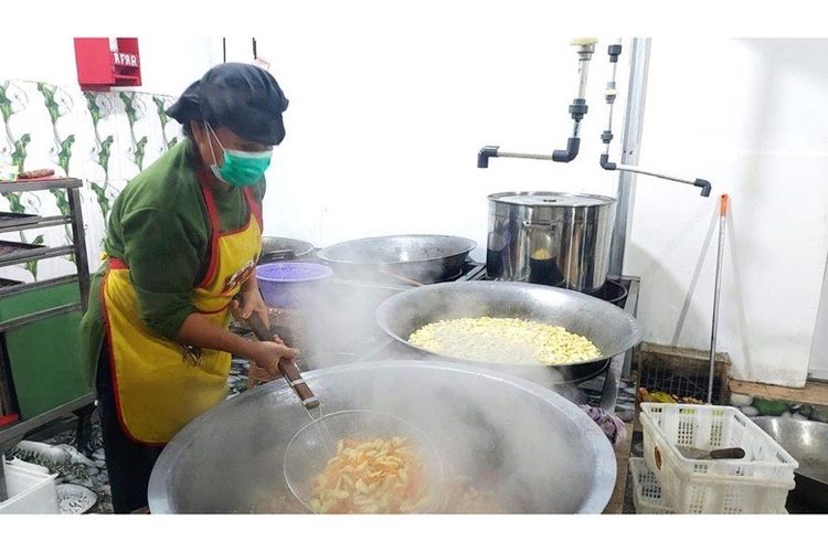 Ilustrasi menyiapkan makanan untuk program Makanan Bergizi Gratis. 