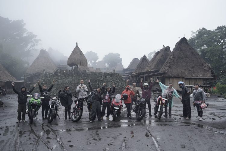 Motul Indonesia menguji pelumas mesin motor dengan touring di Pulau Flores