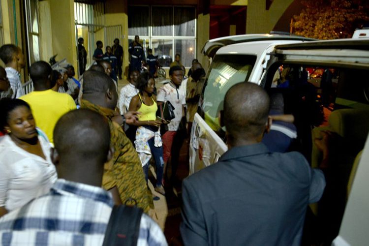 Warga dievakuasi dari areal restoran di Kota Ouagadougou, Burkina Faso, menyusul serangan mematikan yang merenggut 18 nyawa (14/8/2017).  