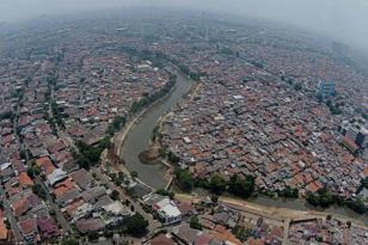 Permukiman padat di Bidaracina, di sepanjang bantaran Kali Ciliwung, Jatinegara, Jakarta Timur, Kamis (27/8/2015). Bidaracina merupakan kawasan yang akan digusur terkait proyek normalisasi dan sodetan Kali Ciliwung.
