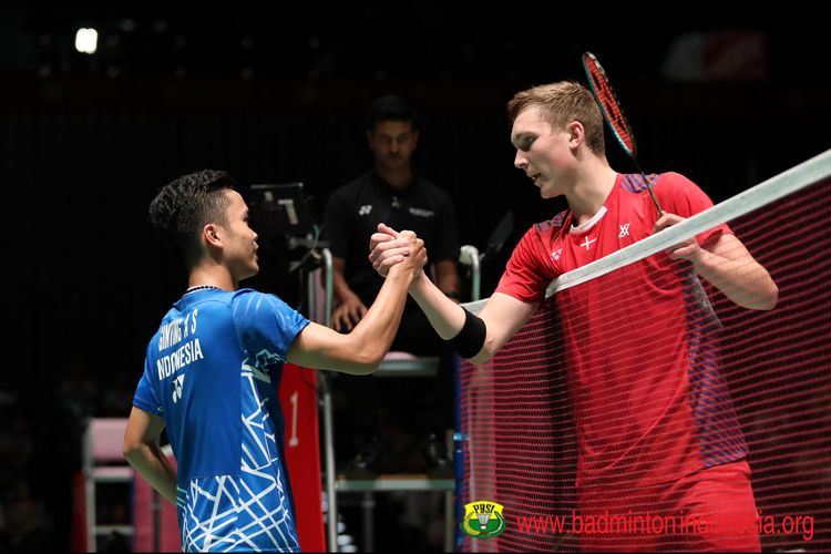 Anthony Sinisuka Ginting dan Viktor Axelsen (Denmark) usai berlaga di Japan Open 2018. 