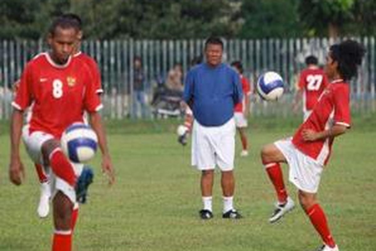 Pelatih Benny Dollo saat melatih timnas Indonesia.