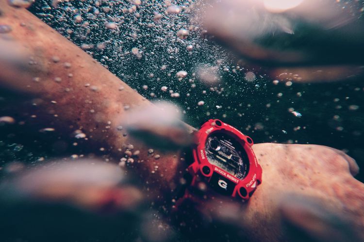 Ilustrasi jam tangan di bawah air.