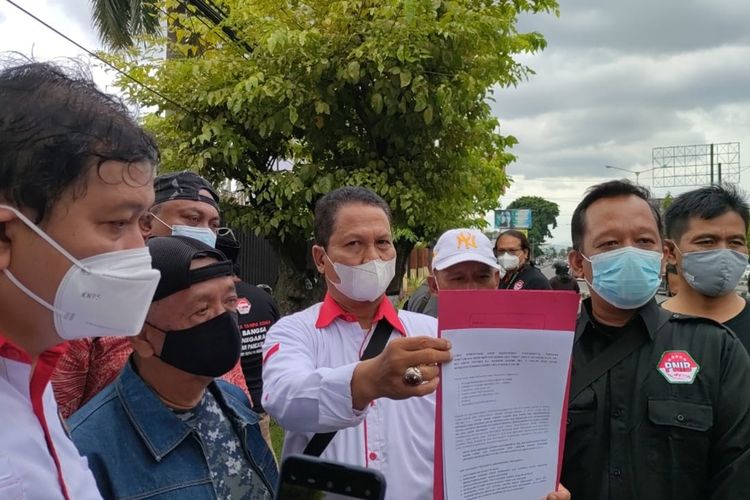 Sejumlah Elemen Masyarakat di Yogyakarta yang menamakan dirinya Aliansi Rakyat Jogjakarta saat berada di Mapolda DIY untuk mengadukan Roy Suryo terkait postingan video tidak utuh Menag.