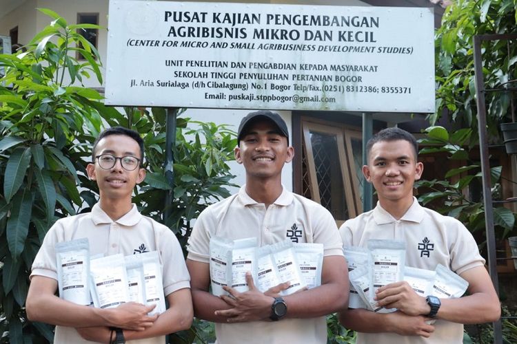 Tiga pemuda asal Bogor bekerja sama membangun usaha Café DAD?COBEAN yang berinovasi dan mengembangkan kreatifitasnya dalam mengembangkan kopi Indonesia dalam bentuk bubuk kopi, minuman kopi, dan briket ampas kopi. 
