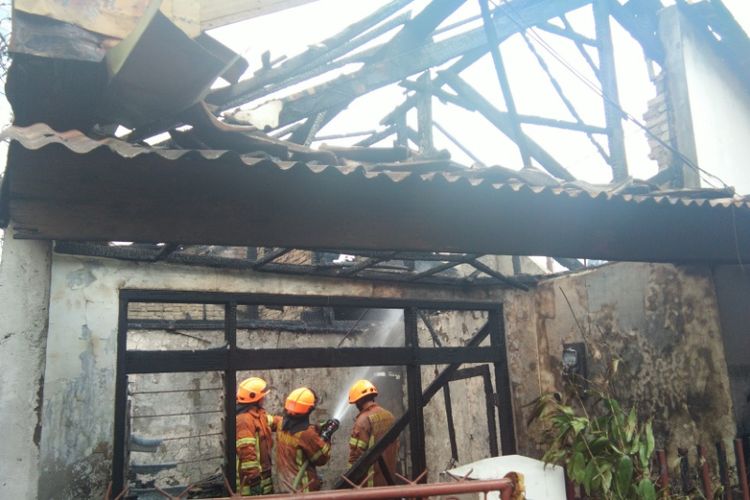 Petugas Dinas Pencegahan dan Penanggulangan Kebakaran Kota Bandung saat melakukan pemadaman api dalam insiden kebakaran di kawasan Kosambi, Kota Bandung, Kamis (3/5/2018).