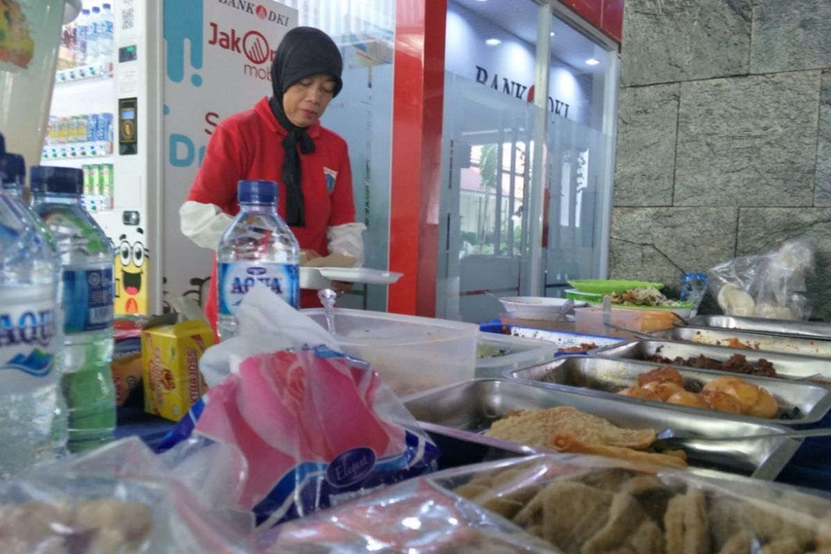 Pedagang masakan khas Betawi di Balai Kota DKI Jakarta, Minggu (11/3/2018).