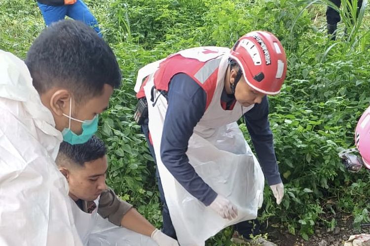 Proses evakuasi kerangka manusia di bawah Tol Waru, Senin (18/3/2024).