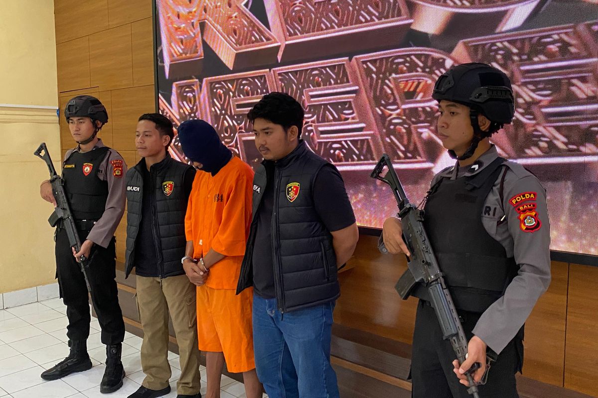 Tersangka kasus kekerasan seksual berbasis elektronik, MH (31) saat diamankan aparat Polres Jembrana.