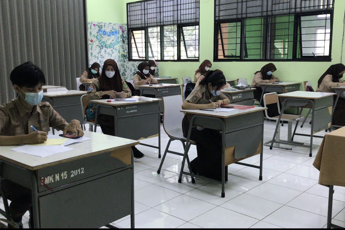 Suasana belajar tatap muka di SMK Negeri 15, Kebayoran Baru, Jakarta Selatan pda Rabu (7/4/2021) pagi. Dinas Pendidikan (Disdik) DKI Jakarta melakukan uji coba atau pilot project pembukaan sekolah tatap muka secara terbatas.