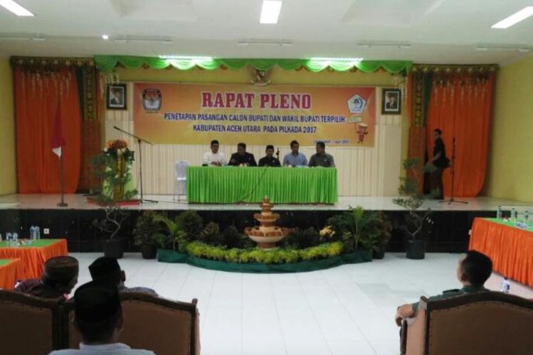 Suasana sidang pleno penetapan  pasangan bupati dan wakil bupati Aceh Utara terpilih Muhammad Thaid dan Fauzi Yusuf di Gedung Serbaguna, Lhoksukon, Aceh Utara, Jumat (7/4/2017) sore. 