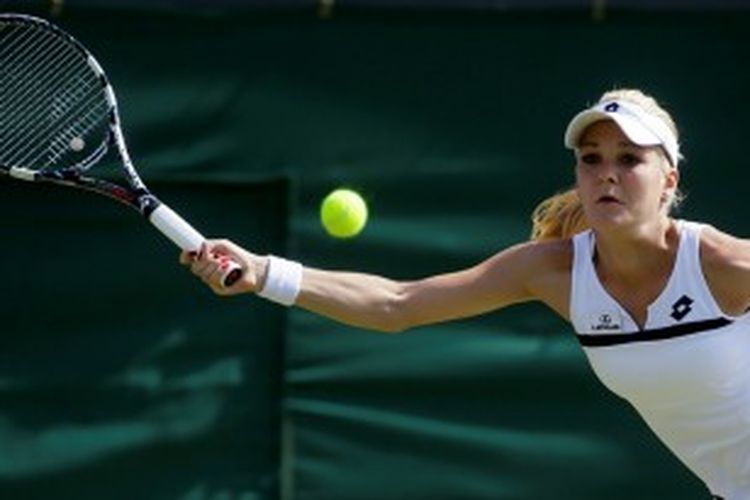 Petenis Polandia, Agnieszka Radwanska, mengembalikan bola Madison Keys dari Amerika Serikat, pada laga babak ketiga turnamen grand slam Wimbledon, Sabtu (29/6/2013).