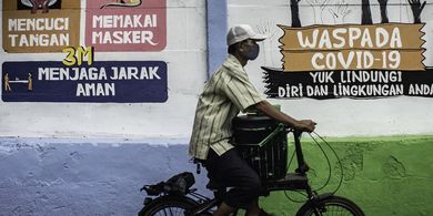 Warga melintas di depan mural yang berisi pesan waspada penyebaran virus Corona di Petamburan, Jakarta, Rabu (16/9/2020). Mural tersebut dibuat untuk mengingatkan masyarakat agar menerapkan protokol kesehatan saat beraktivitas karena masih tingginya angka kasus COVID-19 secara nasional. ANTARA FOTO/Aprillio Akbar/aww.