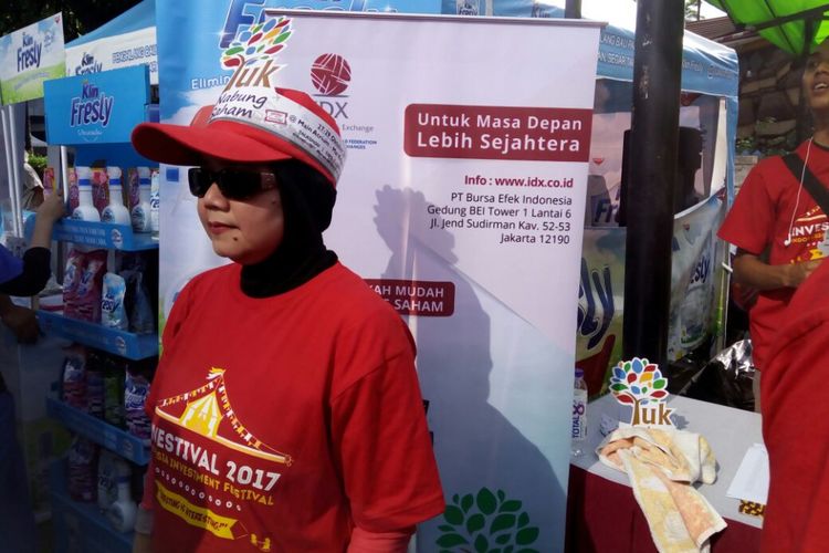 Kepala Divisi Pengembangan Investor Bursa Efek Indonesia Erna Dewayani saat acara kampenye Yuk Nabung Saham di area Hari Bebas Kendaraan atau Car Free Day, Bundaran Hotel Indonesia, Jakarta Pusat, Minggu (8/10/2017)