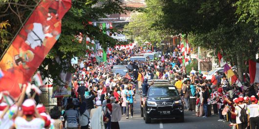 Sejumlah pelajar dan warga sekitar menyambut Kirab Obor saat Torch Relay Asian Games 2018 di Cilandak, Jakarta Selatan, Rabu (15/08/2018). Api Asian Games akan diarak mengelilingi 5 Kota dan 1 Kabupaten di Provinsi DKI Jakarta