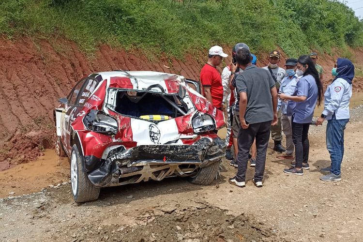  Foto Citroen C3 R5 yang dikendarai Sean Gelael dan Bambang Soesatyo usai mengalami kecelakaan di balapan Kejurnas Sprint Rally 2021(Staf dokumentasi Bamsoet) 