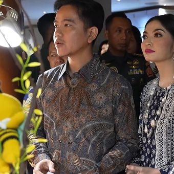 Wakil Presiden (Wapres) Gibran Rakabuming dan istri, Selvi Gibran Rakabuming saat mengunjungi pameran kerajinan tangan terbesar se-Asia Tenggara, The Jakarta International Handicraft Trade Fair (Inacraft) 2025, di Jakarta International Convention Center, Rabu (5/02/2025).