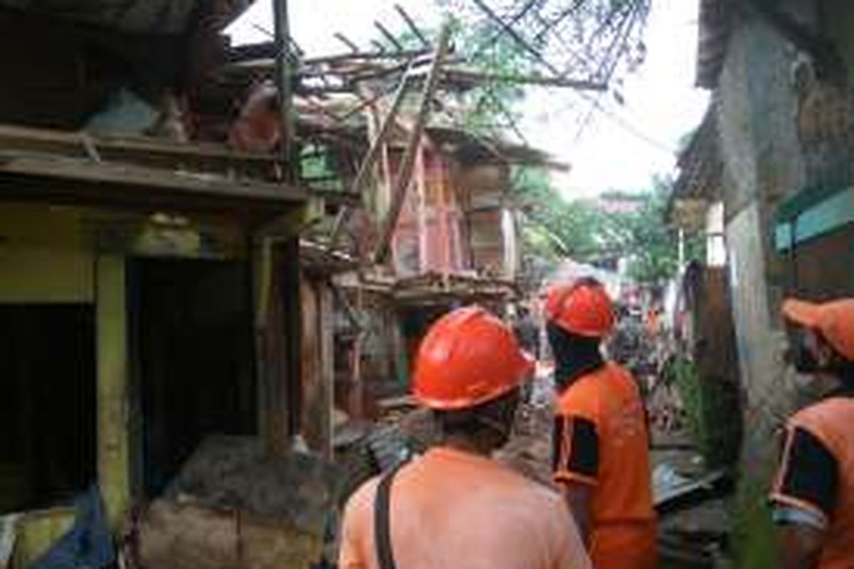 Pembongkaran rumah-rumah warga di RW 11 Bukit Duri, Jakarta Selatan, dilanjutkan hari ini, Kamis (29/9/2016).