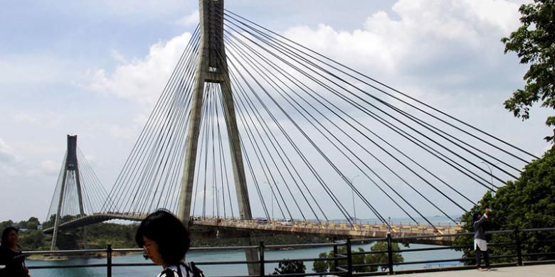 Jembatan Barelang I menjadi salah satu daya tarik wisata Batam, Kepulauan Riau. Pelesir di Batam tidak hanya untuk belanja ke kawasan Nagoya, wisata ke pesisir Batam bisa menjadi pilihan.  