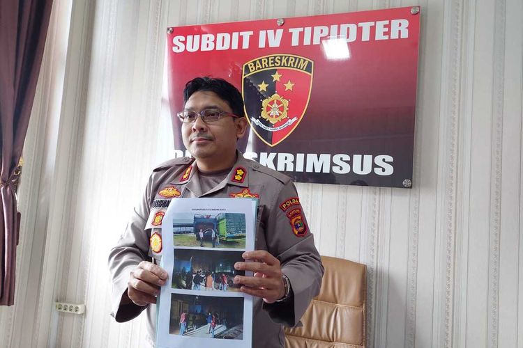 Kasubdit IV Ditkrimsus Polda Lampung AKBP Yusriandi menunjukkan foto truk tangki perusahaan swasta yang mengecor solar bersubsidi, Selasa (13/12/2022).