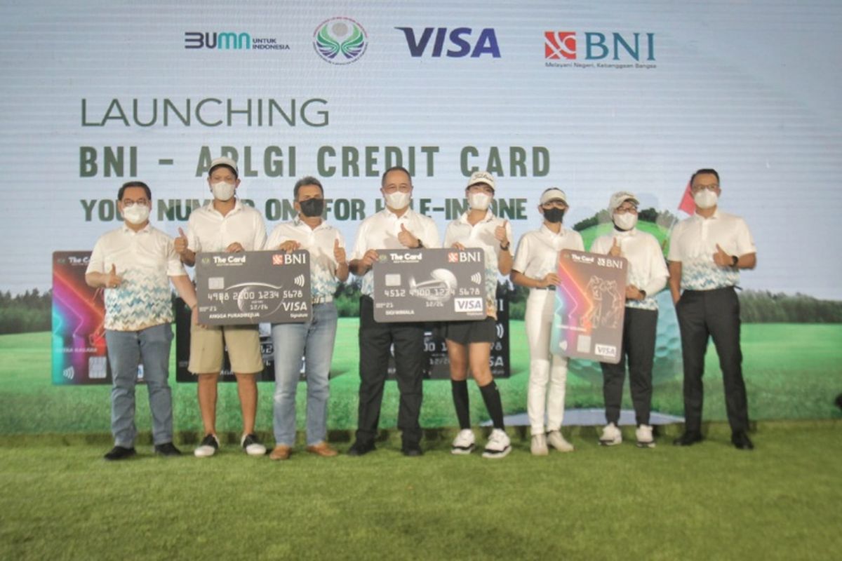 Presiden Direktur Visa Indonesia Riko Abdurrahman, Perwakilan Main Golf Yuk Angga Puradiredja, Ketua Umum APLGI HM Tachril Sapi?ie, Direktur Utama BNI Royke Tumilaar, Brand Ambassador BNI Sigi Wimala, Pegolf Milenial Hanny Golding, Direktur Bisnis Konsumer BNI Corina Leyla Karnalies, dan Direktur Corporate Banking BNI Silvano Rumantir pada peluncuran Kartu Kredit BNI APLGI di Jakarta, Rabu (17/11/2021) 