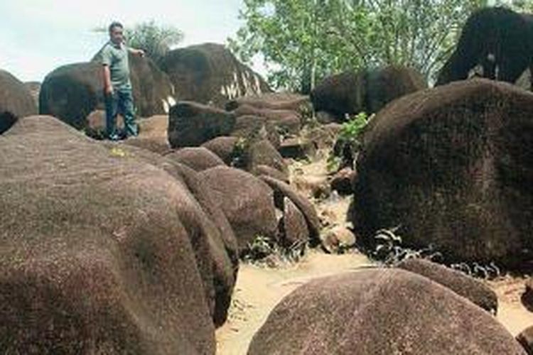 Petugas Pengelola Bukit Batu Dinas Pemuda, Olahraga, Kebudayaan, dan Pariwisata Kabupaten Katingan, Samson (33), menunjukkan pemandangan di atas Bukit Batu, Kabupaten Katingan, Kalimantan Tengah, Sabtu (14/2/2015). Selain menjadi tempat wisata spiritual, Taman Wisata Bukit Batu juga menjadi tempat rekreasi masyarakat setempat, wisatawan domestik, dan wisatawan mancanegara.