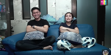 Penyanyi Ayu Ting Ting dengan kekasihnya, Adit Jayusman.